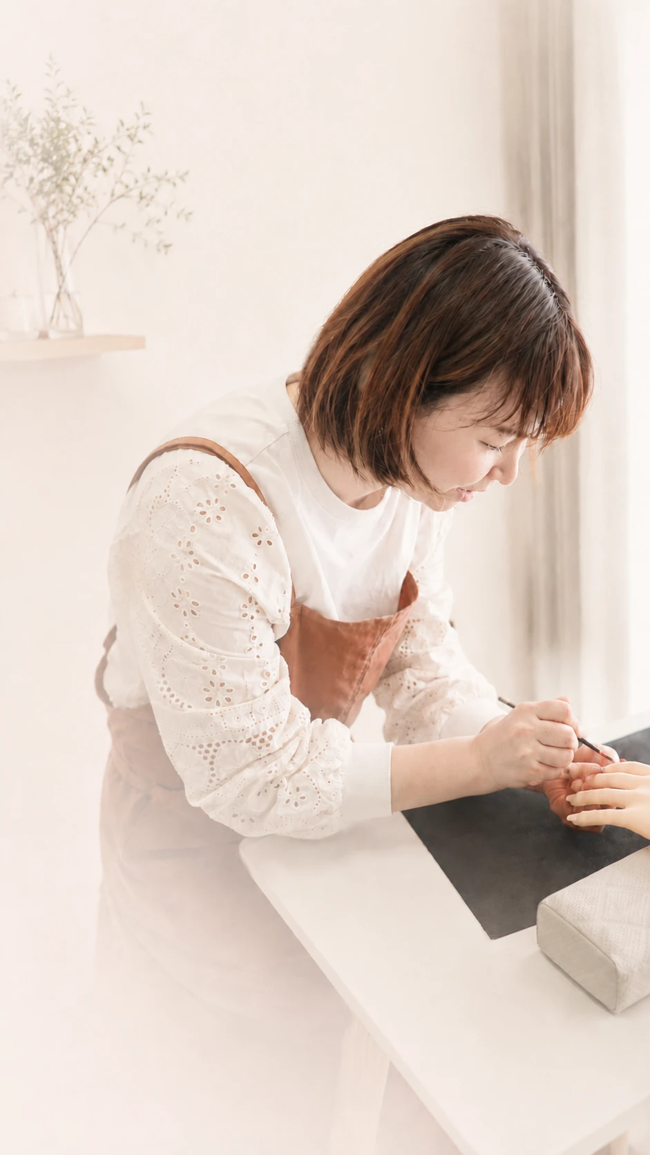 受講者にネイル技術を指導する講師